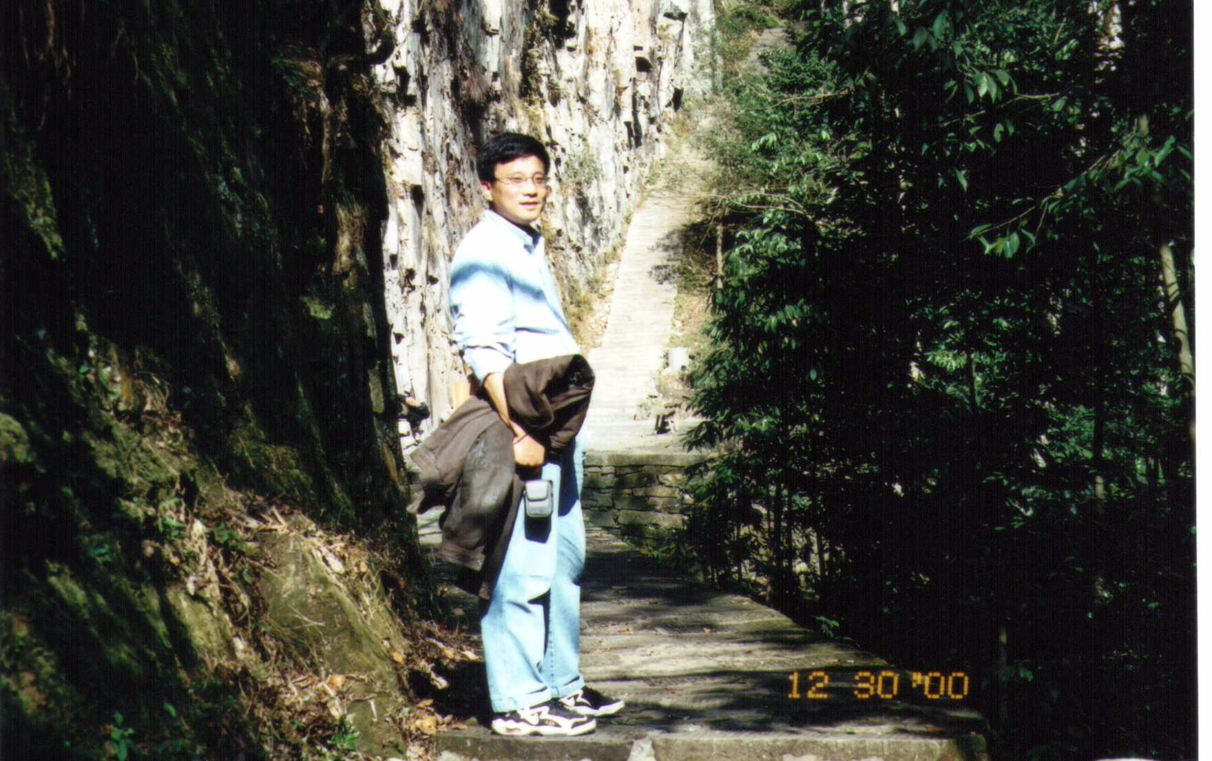 zhang-cliff.jpg (596619 bytes)